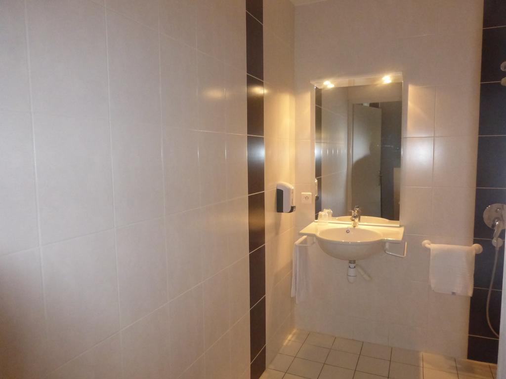 La Godiniere Hotell Cholet Eksteriør bilde